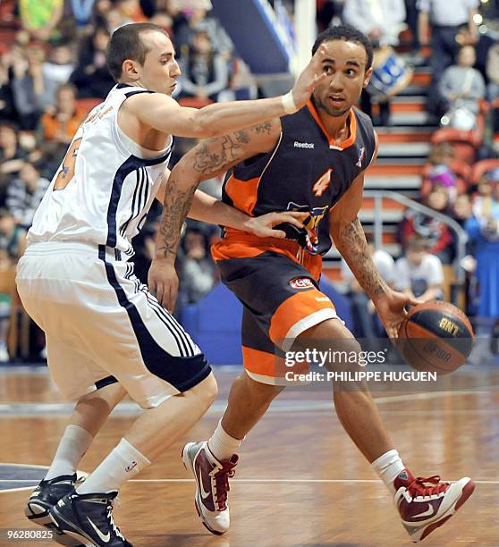 Le Mans' Zack Wright vies with Gravelines' defender Jonathan Rousselle , on January 30, 2010 in Gravelines, during the basketball Pro A match...