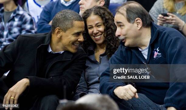 President Barack Obama talks with Mona Sutphen , deputy White House Chief of Staff, and David Axelrod , senior advisor, during the first half of the...