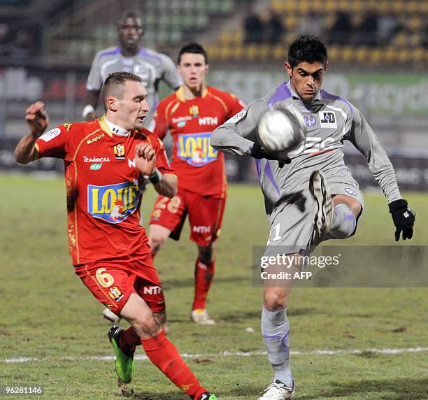 French Le Mans� defender Ouali Idir vies with Brazilian Toulouse�s midfielder Michel Luan Louza during their French L1 football match Le Mans vs....