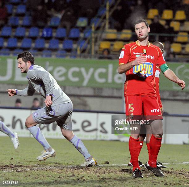 French Toulouse�s forward Andre-Pierre Gignac celabrates after scoring as French Le Mans� defender Gregory Cerdan reacts during their French L1...