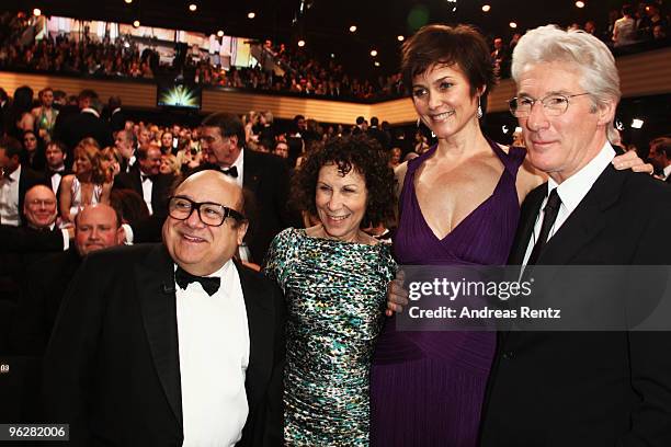 Producer Danny Devito and wife Rhea Pearlmann, Richard Gere and wife Carey Lowell attend the Goldene Kamera 2010 Award at the Axel Springer Verlag on...