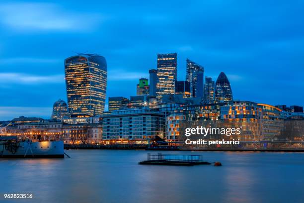 fantastische skyline von london - radio fluss draussen stock-fotos und bilder