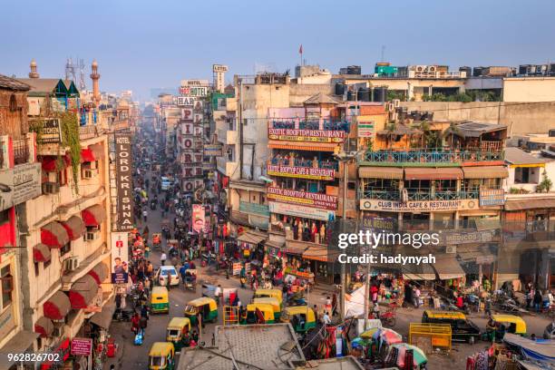 vita in città - main bazar, paharganj, nuova delhi, india - indiano foto e immagini stock