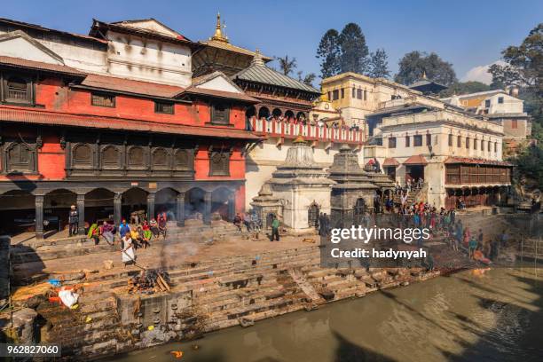 templo de pashupatinath en katmandú - bagmati fotografías e imágenes de stock