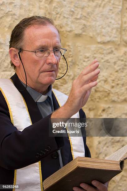 sacerdote con biblia - cuello clerical fotografías e imágenes de stock