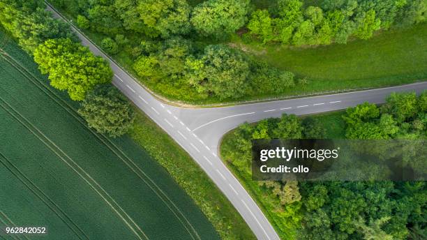 kreuzung, landstraße - luftbild - vorfahrt beachten stock-fotos und bilder