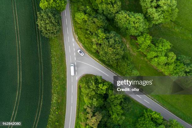 kreuzung, landstraße - luftbild - kreuzung stock-fotos und bilder
