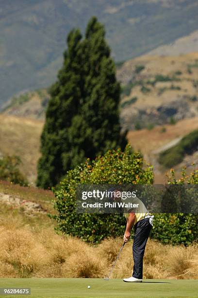 Robert Gates of the USA putts on the 2nd green during day four of the New Zealand Open at The Hills Golf Club on January 31, 2010 in Queenstown, New...