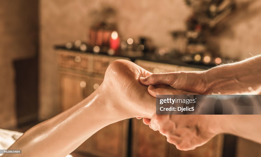 Foto von unkenntlich junge Frau empfangende Fuß massieren.