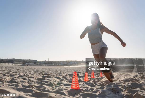 schöne frau am strand ausüben - kegel exercise stock-fotos und bilder