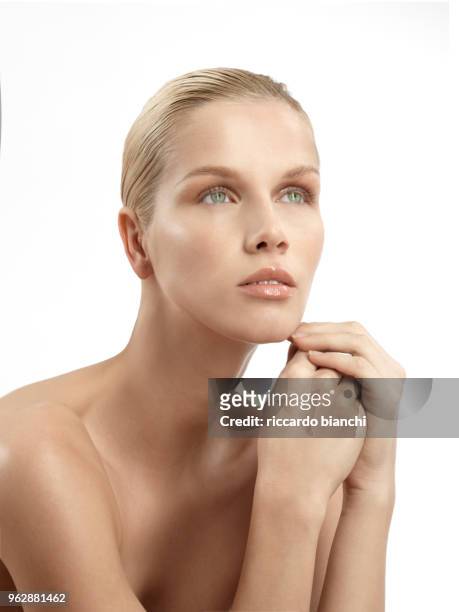 beautiful blonde woman with wet hair - diastema stock-fotos und bilder