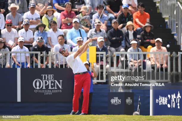 Brendan Jones of Australia hits his tee shot on the 1st hole during the final round of the Mizuno Open at the Royal Golf Club on May 27, 2018 in...