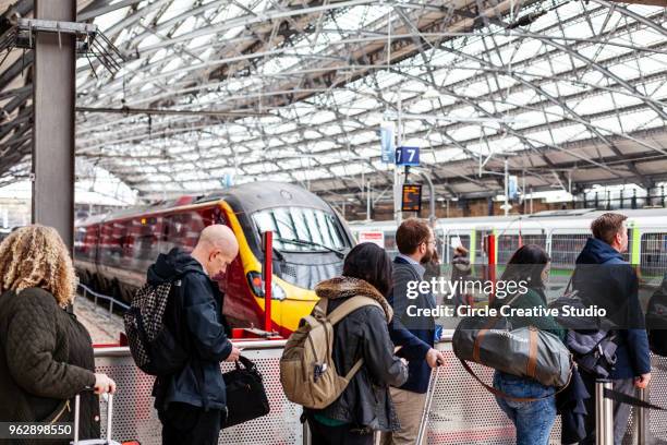 zug im bahnhof lime street, liverpool - liverpool street bahnhof stock-fotos und bilder