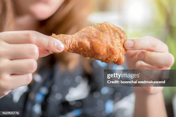 woman to eat deep fried chicken. - transfettsäure stock-fotos und bilder