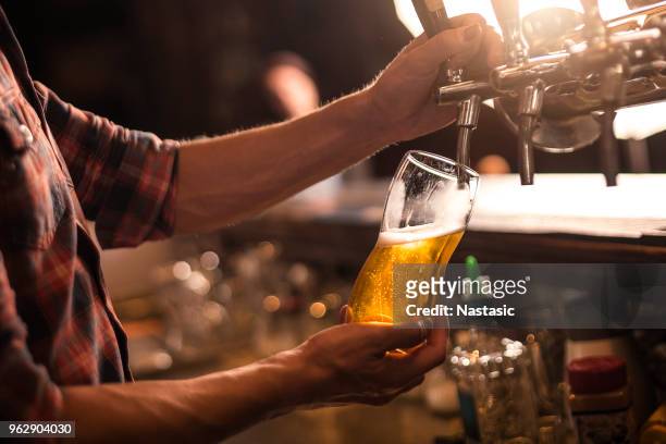 rubinetto della birra - bartender foto e immagini stock