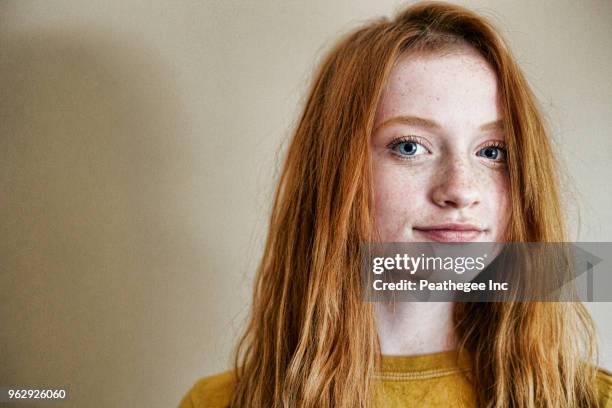 studio portrait of red head - freckle fotografías e imágenes de stock