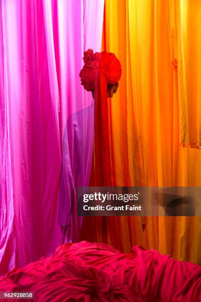 indian man  with textiles in double exposure. - jaypour photos et images de collection