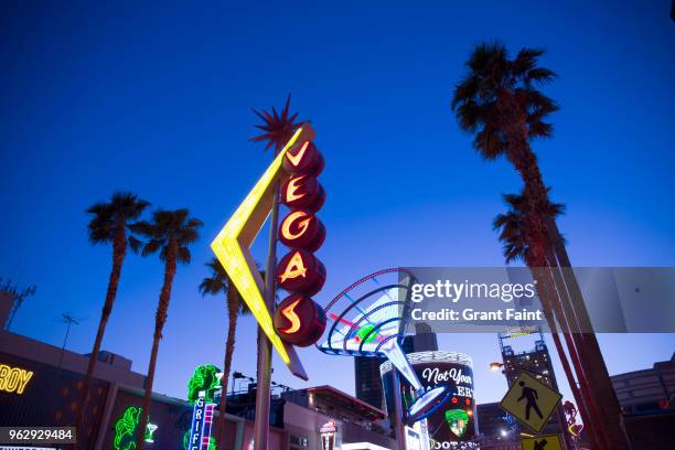 retro style neon signs at dusk  at fremont street. - las vegas foto e immagini stock