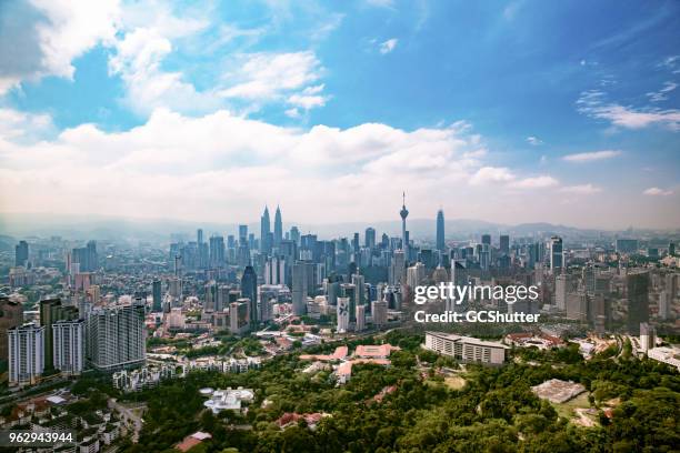 vue aérienne de la skyline de kuala lumpur - kuala lumpur photos et images de collection