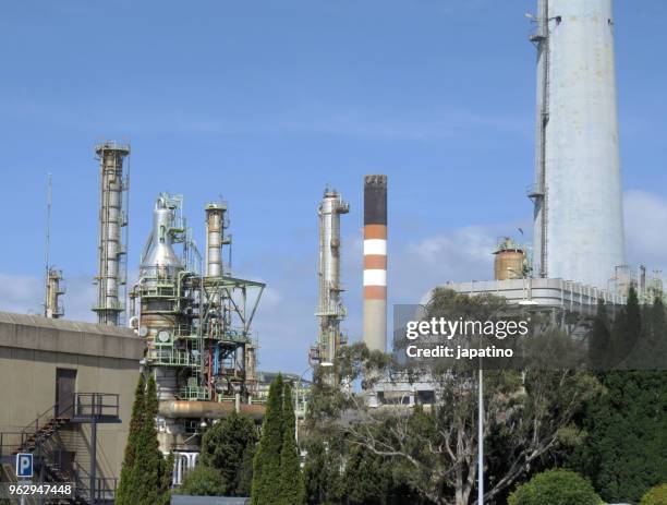 oil refinery - distillation tower stock pictures, royalty-free photos & images