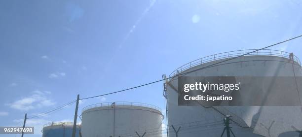 oil refinery - distillation tower stock pictures, royalty-free photos & images