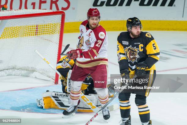 Jeffrey Truchon-Viel of Acadie-Bathurst Titan looks for the pass as Justin Lemcke of Hamilton Bulldogs looks to block the pass at Brandt Centre -...