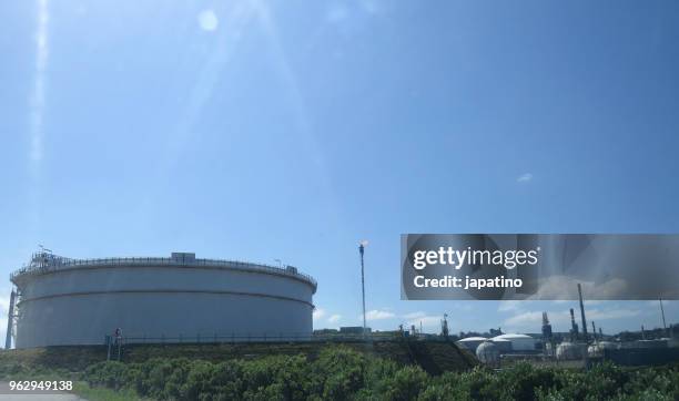 oil refinery - destillation stock-fotos und bilder
