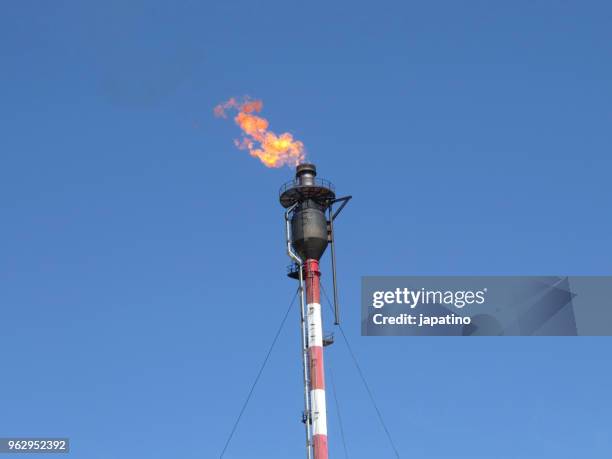 oil refinery - distillation tower stock pictures, royalty-free photos & images