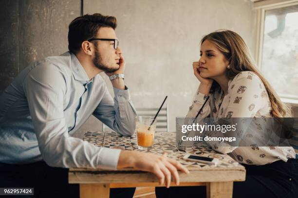 tiener paar drinken van sap en het hebben van een datum in de koffiebar - bar girl stockfoto's en -beelden