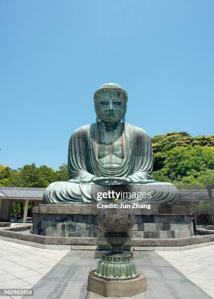 der große buddha von kamakura, japan - großer buddha von kamakura stock-fotos und bilder