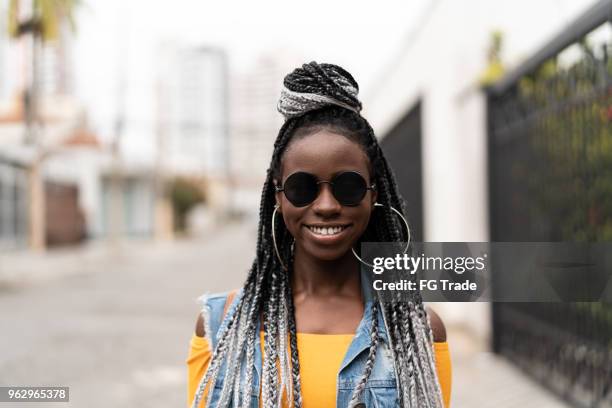 afrikansk fashionabla kvinna stående på gatan - nigeria bildbanksfoton och bilder