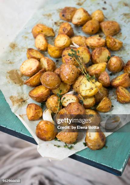 roast potatoes - batata nova batatas preparadas imagens e fotografias de stock