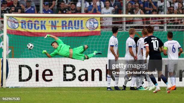Floriabn Krebs of Berlin scores the second goal by free-kick during the German A Juniors Championship Final between FC Schalke 04 U19 and Hertha BSC...