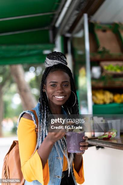 アサイ アサイー ボウルを食べてブラジルの女の子 - acai ストックフォトと画像