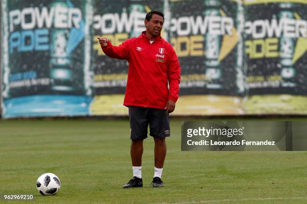 Nolberto Solano gestures during a training session ahead of FIFA World Cup Russia 2018 on May 25, 2018 in Lima, Peru.
