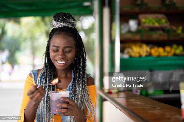 chica brasileña comer acai acai bowl - estado pará fotografías e imágenes de stock