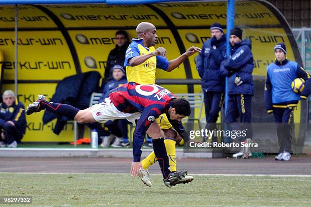 Henry Gimenez of Bologna competes with Siqueira Luciano of Chievo Verona during the Serie A match between Chievo and Bologna at Stadio Marc'Antonio...