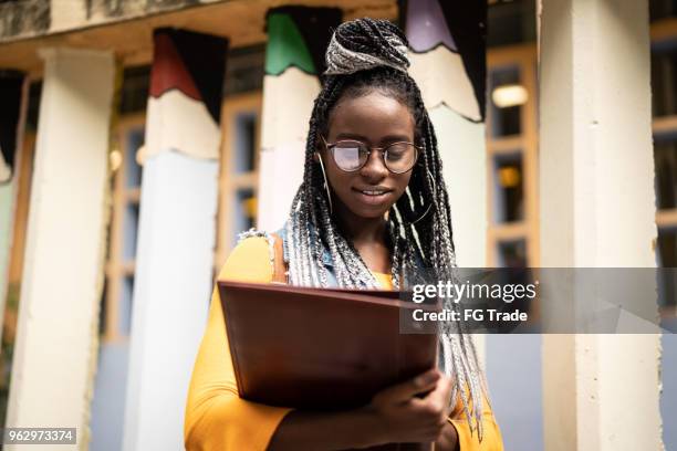 studente/insegnante afro in movimento - nigeria foto e immagini stock
