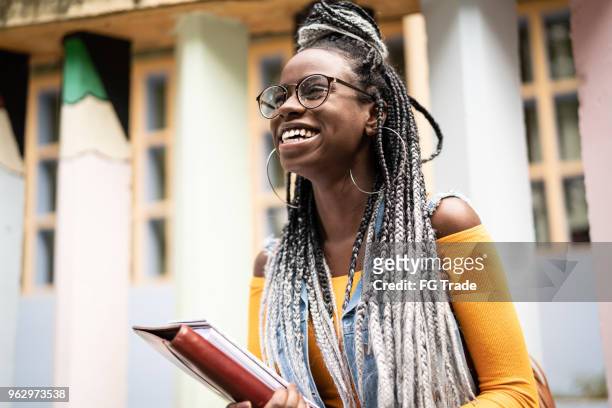 afro/lehrer-schüler in bewegung - black teen girl stock-fotos und bilder