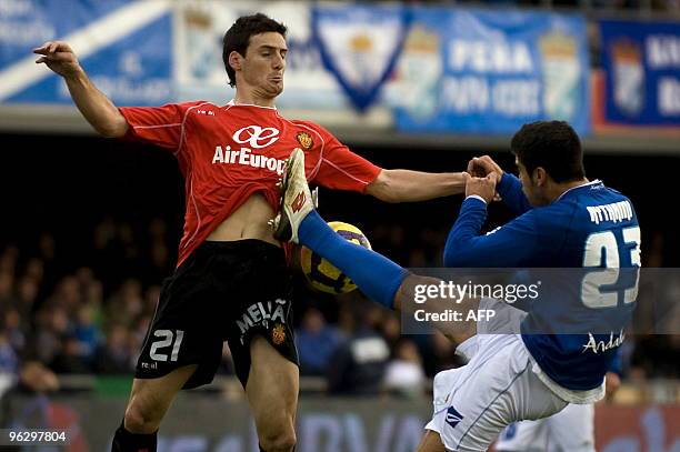 Mallorca's fordward Aduriz Zubeldia vies with Xerez's defender Aythami Artiles during a Spanish league football match at Chapin stadium of Jerez,...