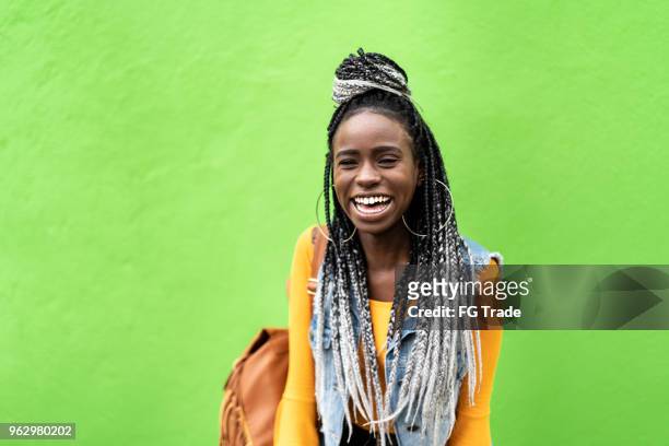 mulher afro-americana com retrato de dreadlocks - rasta - fotografias e filmes do acervo
