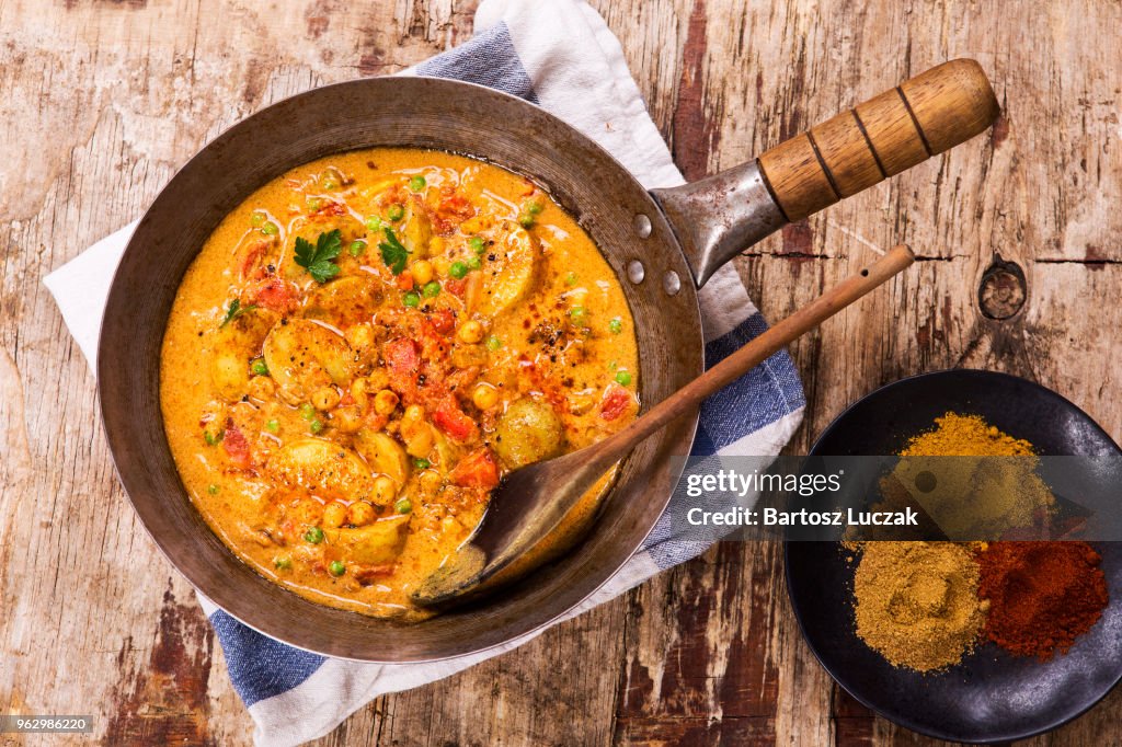 Curry with baby potatoes, tomatoes and green peas