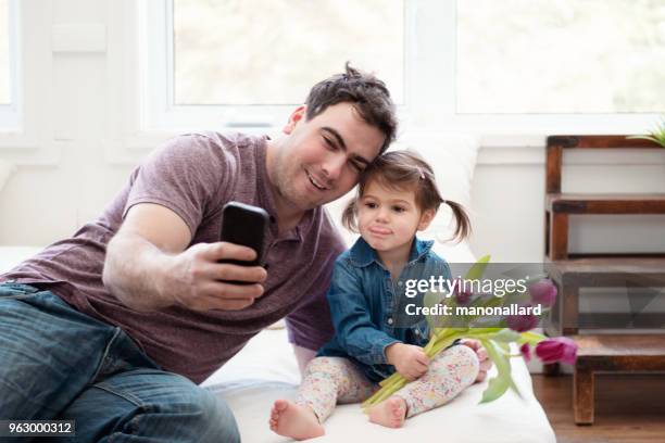 father's day reis met gezin - hiding from selfie stockfoto's en -beelden