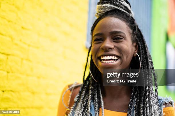 mujer afroamericana con retrato de rastas - cultura de jamaica fotografías e imágenes de stock