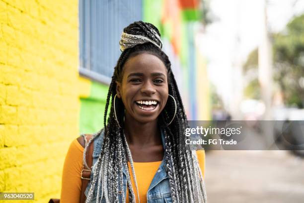 donna con ritratto in strada - cultura giamaicana foto e immagini stock