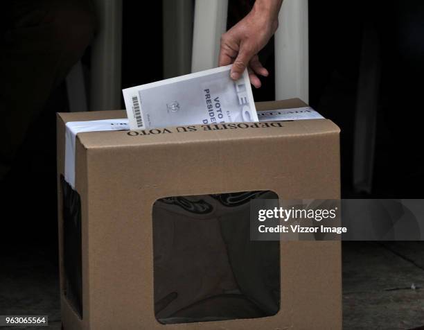 Colombian citizen cats his vote during the 2018 Presidential Elections in Colombia on May 27, 2018 in Bogota, Colombia.