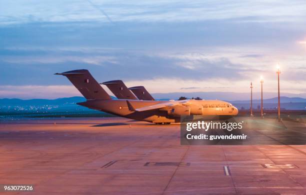 qatar air force boeing c-17a globemaster military airlifters - mcdonnell douglas c 17 globemaster stock pictures, royalty-free photos & images