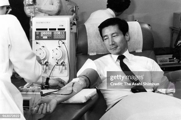 Health Minister Junichiro Koizumi donates blood at the Japan Red Cross Society Blood Centre on February 9, 1989 in Tokyo, Japan.