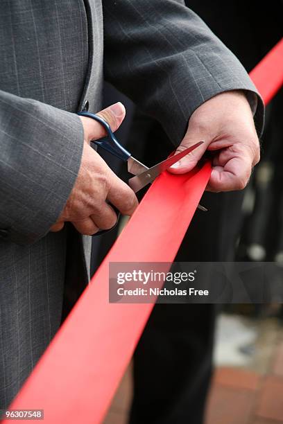 赤いリボン垂直 - ribbon cutting ストックフォトと画像