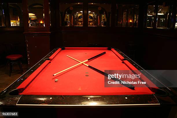 bar de la piscina - pool table fotografías e imágenes de stock